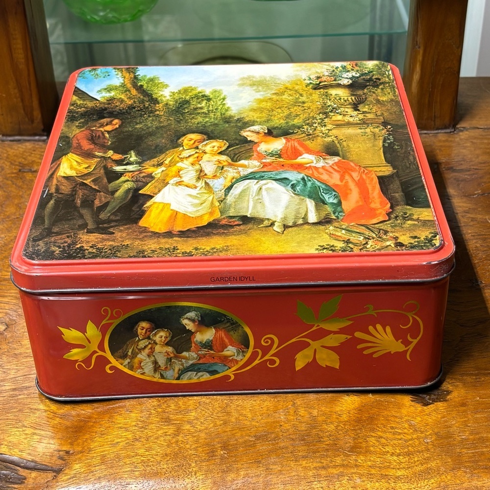 Vintage made in England large tin featuring the painting “Garden Idyll” - Picture 2 of 7